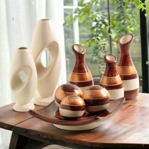 O Jogo de Cerâmica Completo Para Decoração é perfeito para transformar sua casa com elegância e sofisticação. Com 9 peças em cerâmica premium, ele é ideal para decorar sala, rack, centro de mesa, aparadores e diversos ambientes, trazendo harmonia, estilo e um toque moderno ao seu espaço. Um conjunto versátil e durável, pensado para quem deseja renovar a decoração com beleza e qualidade.